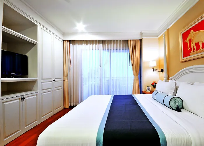 Centre Point Sukhumvit 10 Hotel 4*